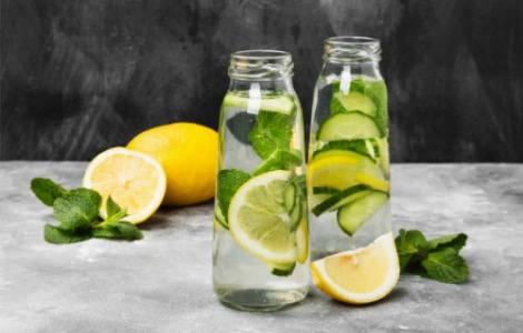 ¿Puede el agua con limón alterar la acidez del cuerpo?